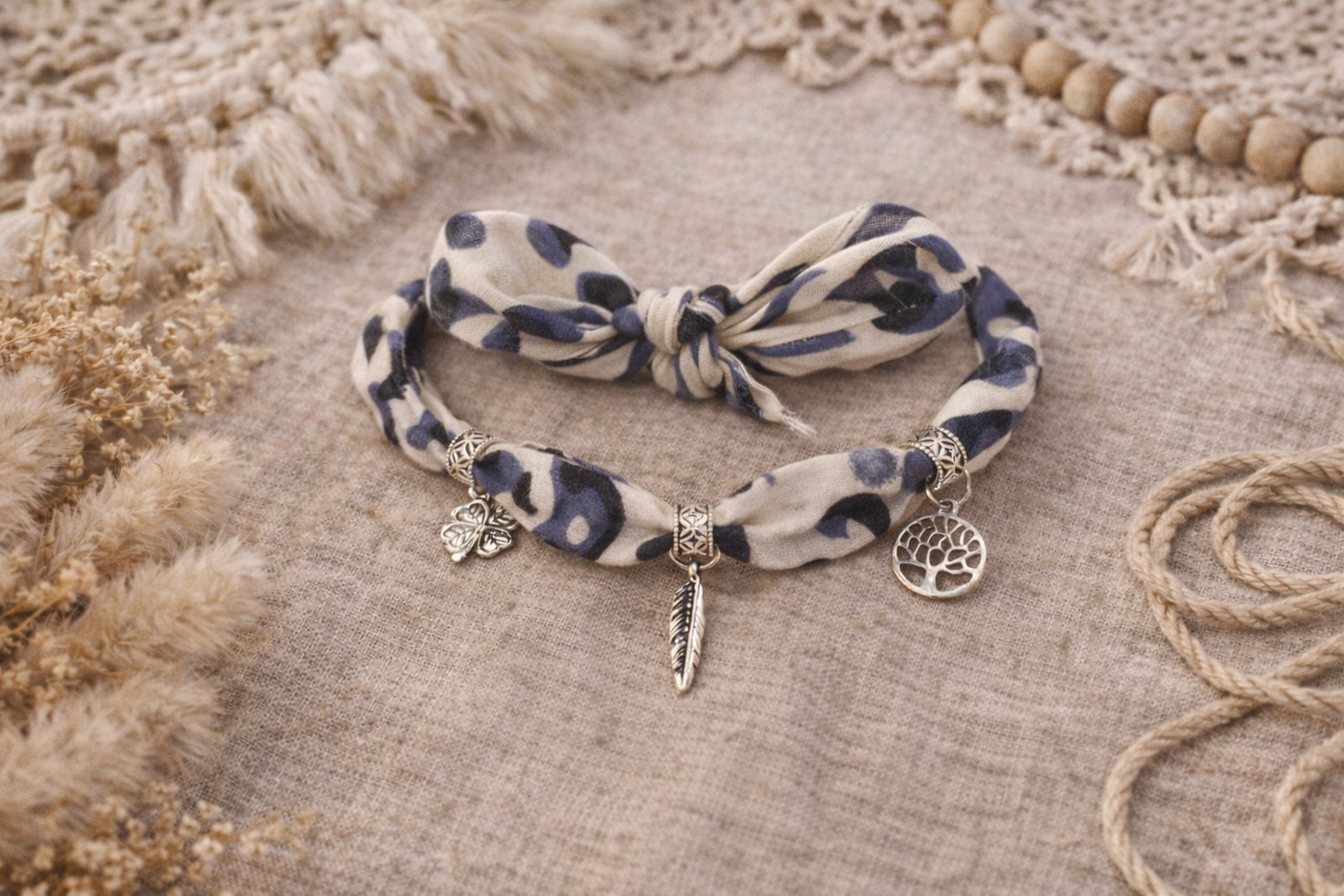 Collier foulard imprimé avec breloques argentées