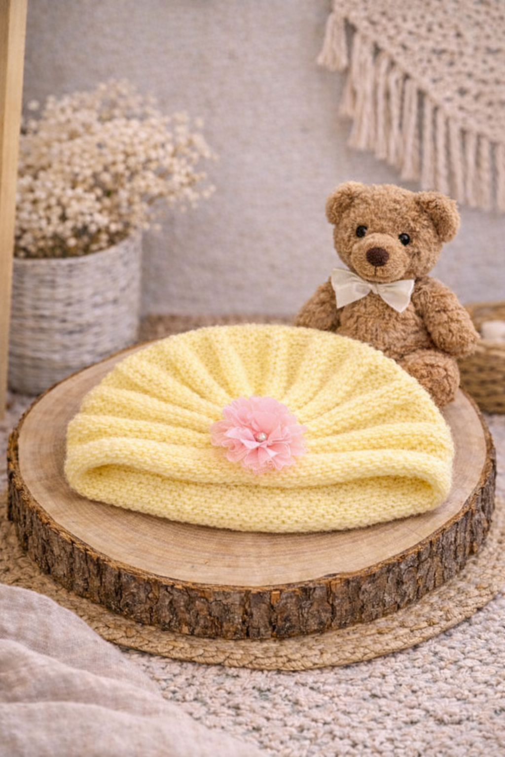 Bonnet bébé tricoté - Jaune pastel & fleur rose - Fait main