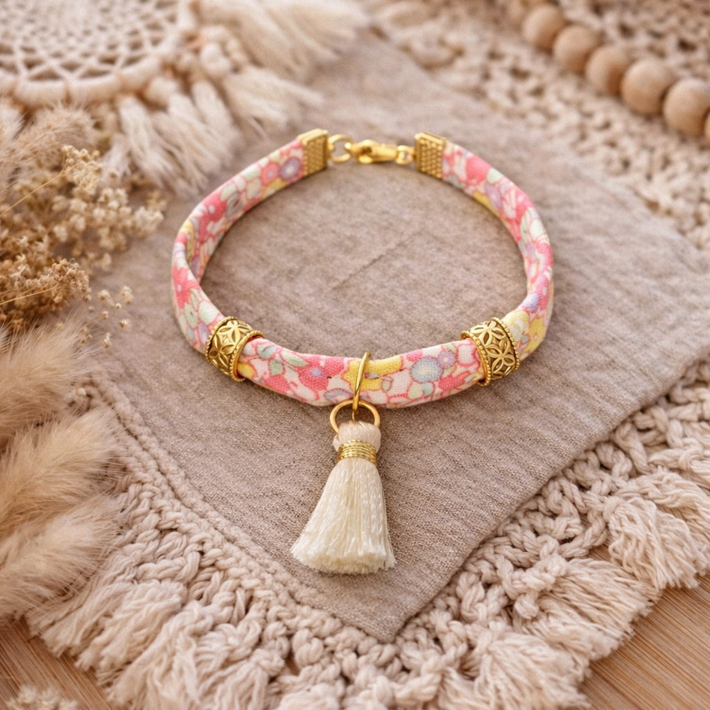Bracelet tissu fleuri & pampille – Fait main