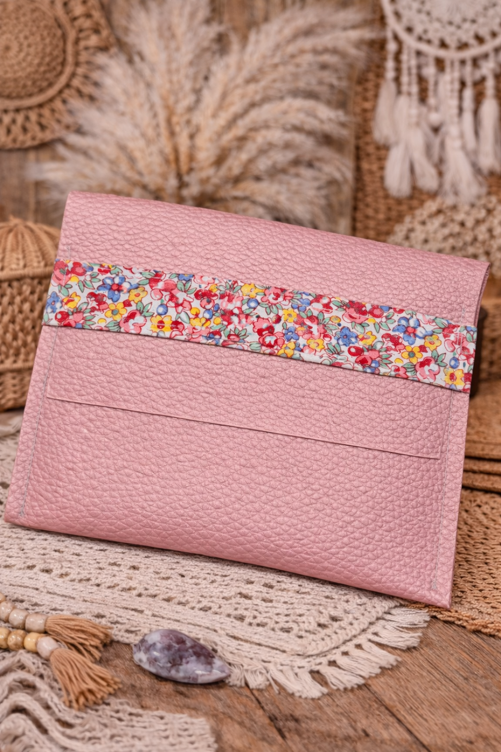 Pochette enveloppe en simili cuir – Rose poudré & bande Liberty