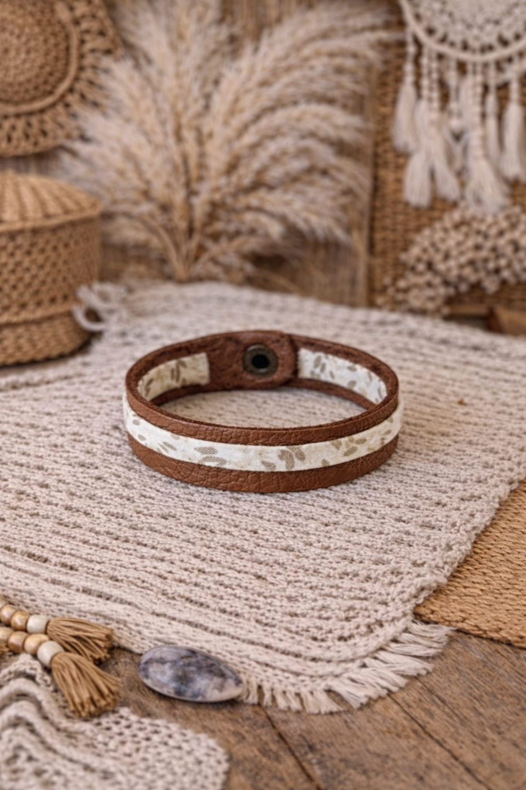 Bracelet en cuir Marron & motif feuillage beige - Fait main