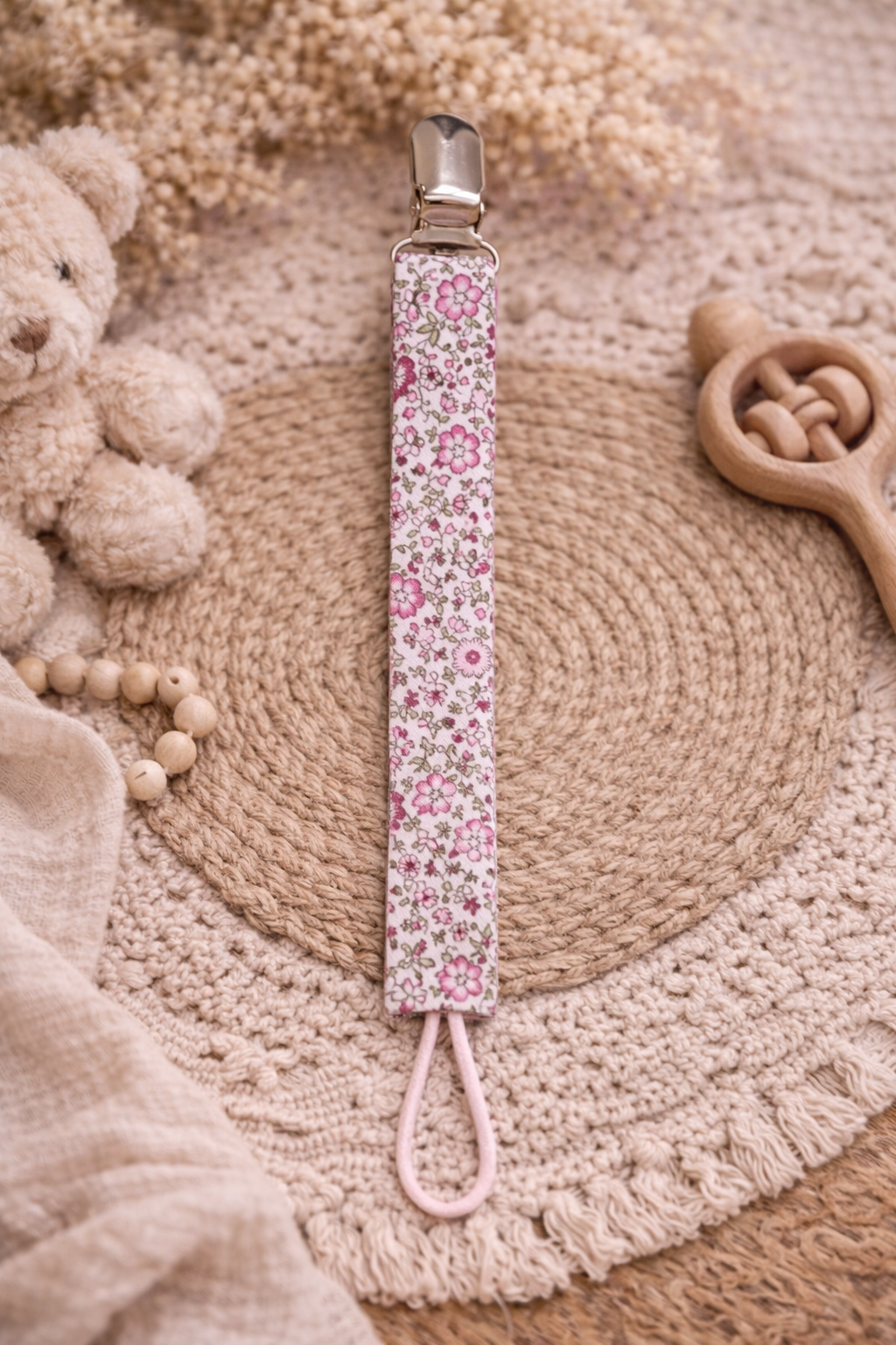 Attache-tétine fleurie rose – Fait main