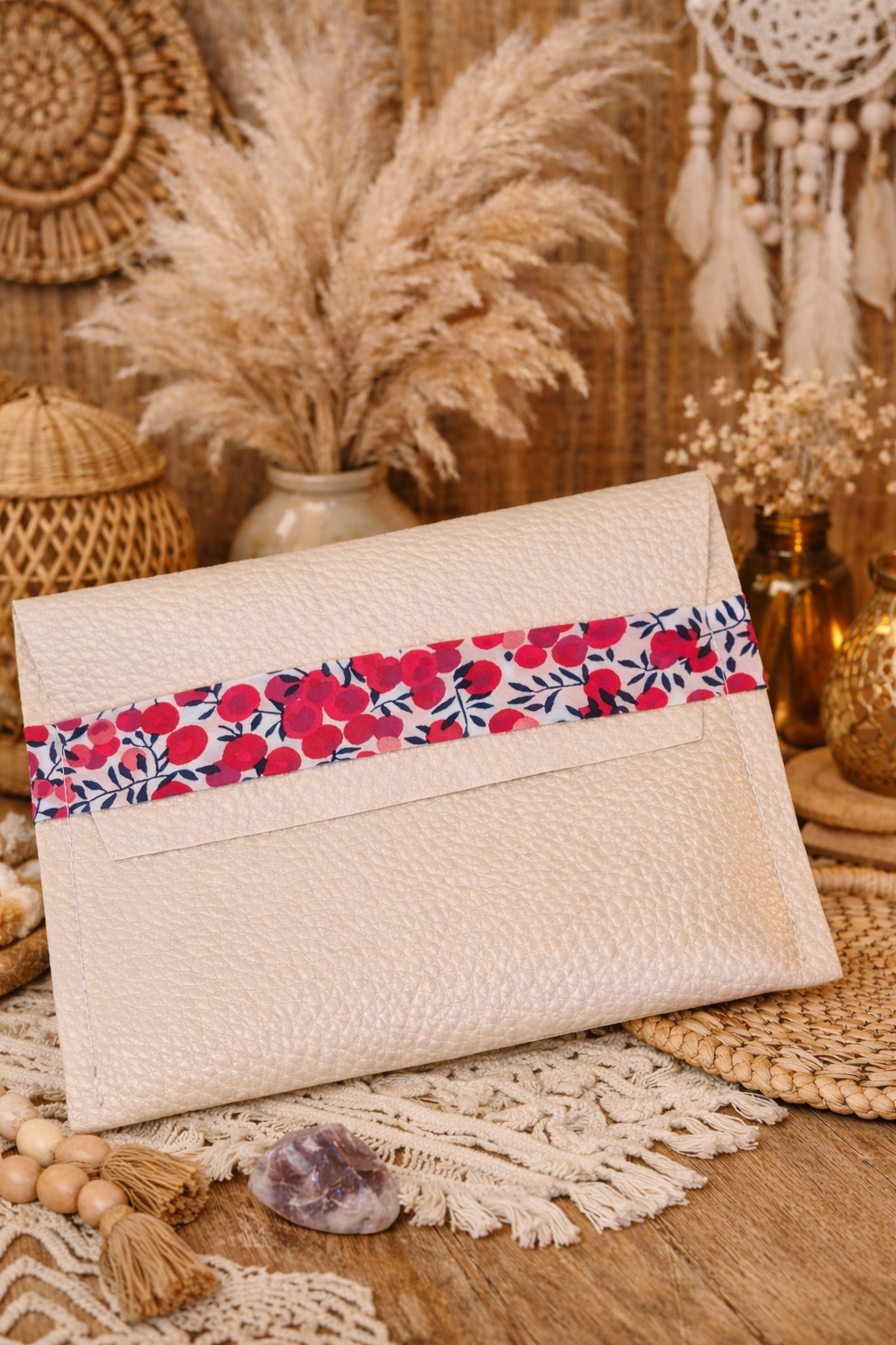Pochette enveloppe en simili cuir – Détail floral
