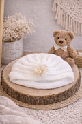 Bonnet bébé tricoté - Blanc & fleur ivoire - Fait main