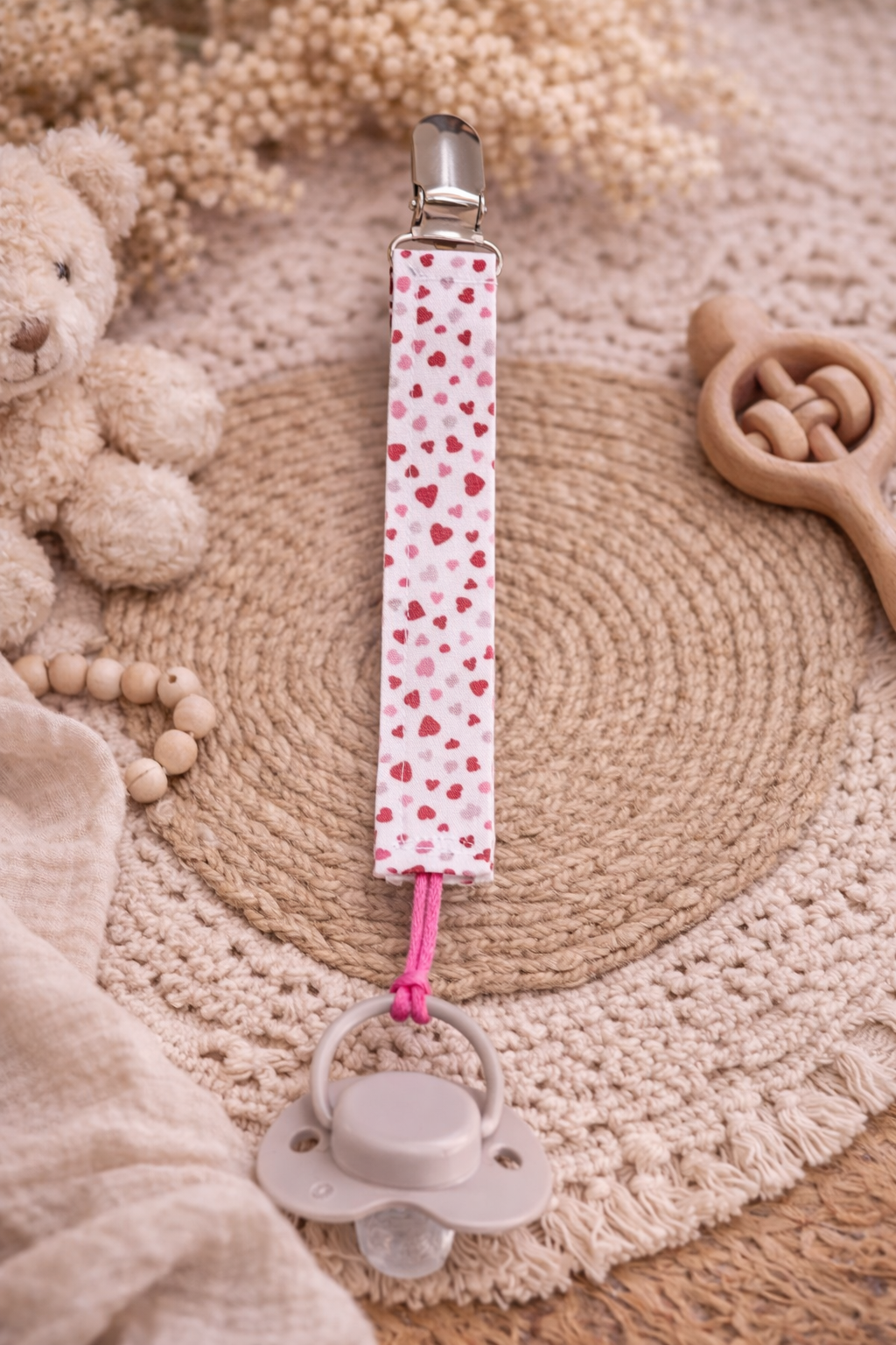 Attache tétine en tissu – Motif cœurs