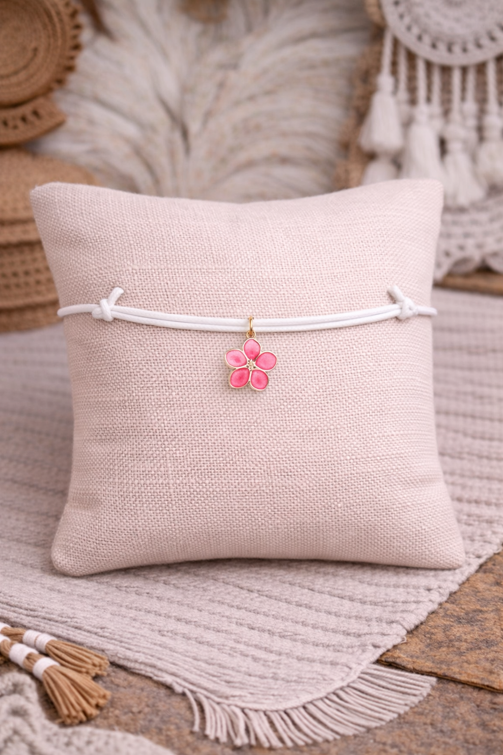 Bracelet cordon blanc fleur rose – Fait main