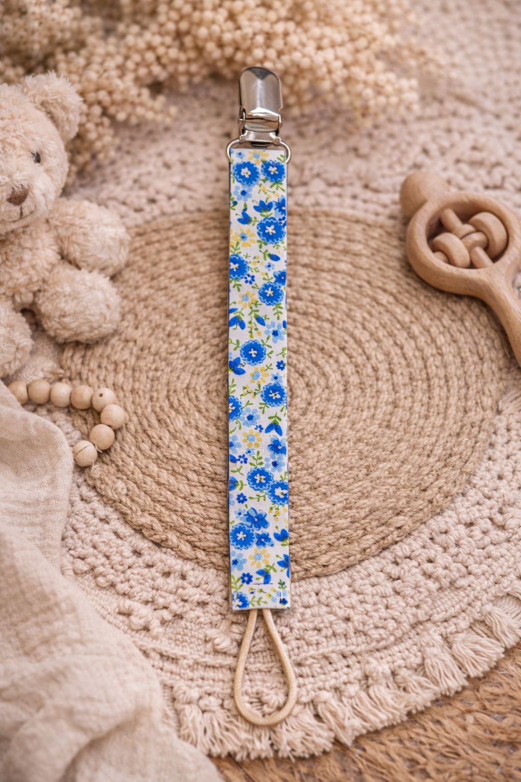 Attache-tétine fleurie bleu – Fait main