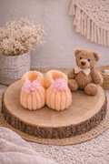 Chaussons bébé tricotés - Abricot & fleurs roses - Fait main