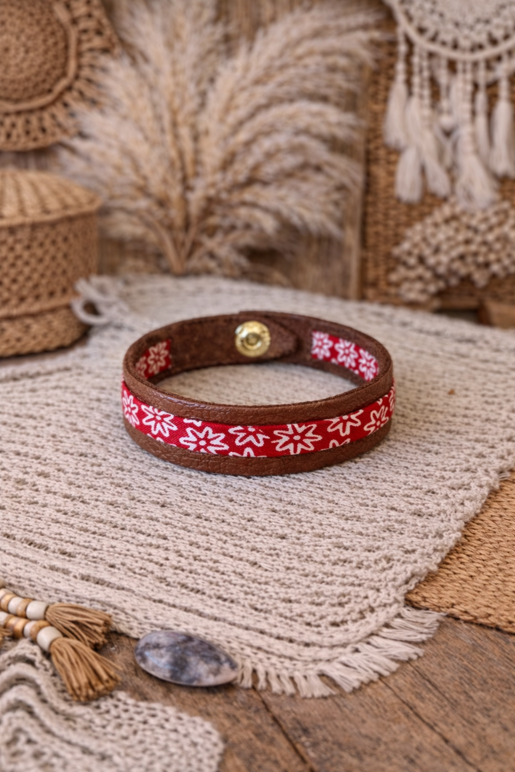 Bracelet en cuir - Marron & motif fleurs rouges - Fait main