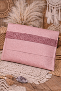 Pochette enveloppe en simili cuir – Rose poudré & bande fleurie