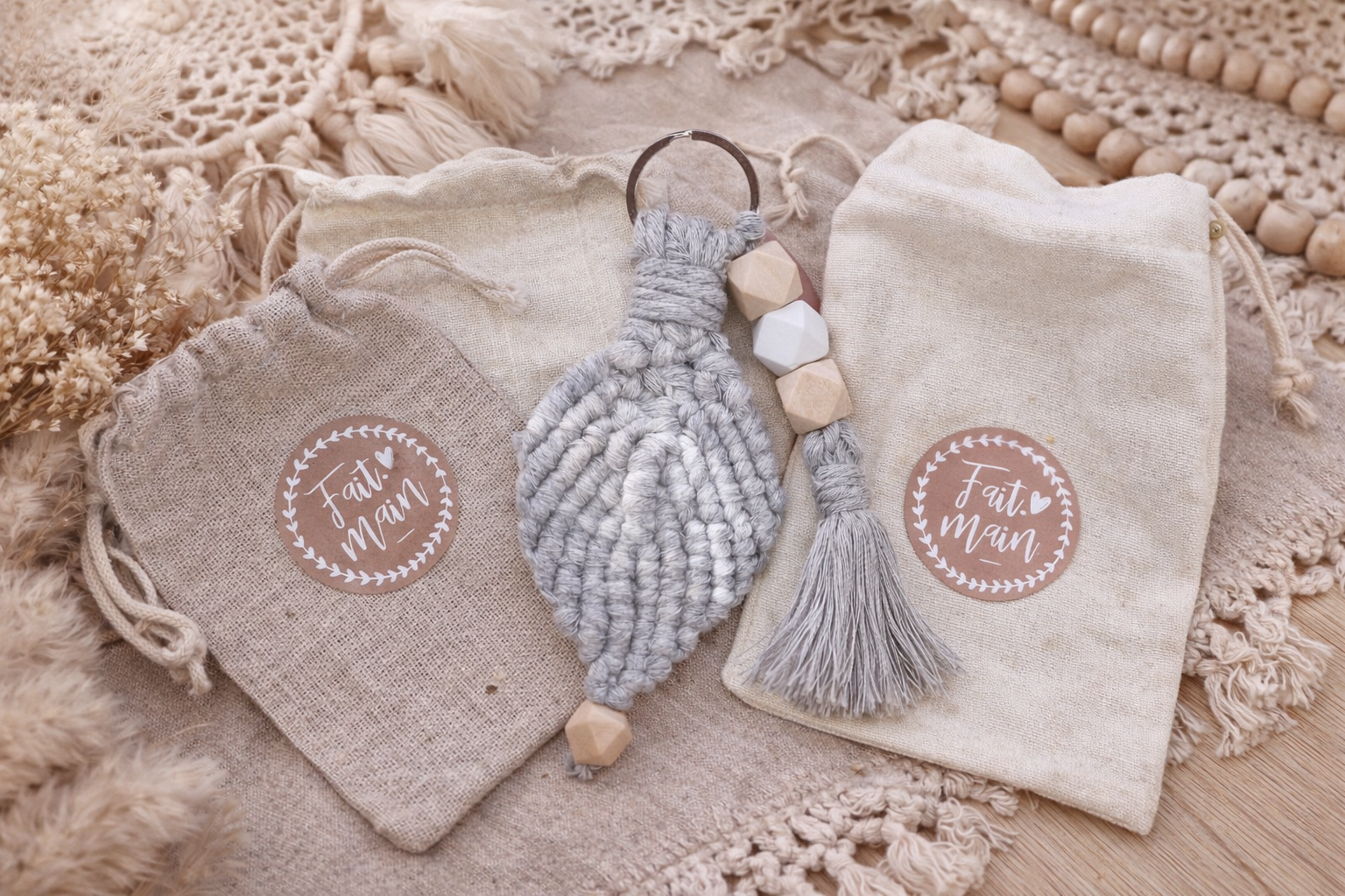 Porte-clés macramé fait main avec pompon et perles