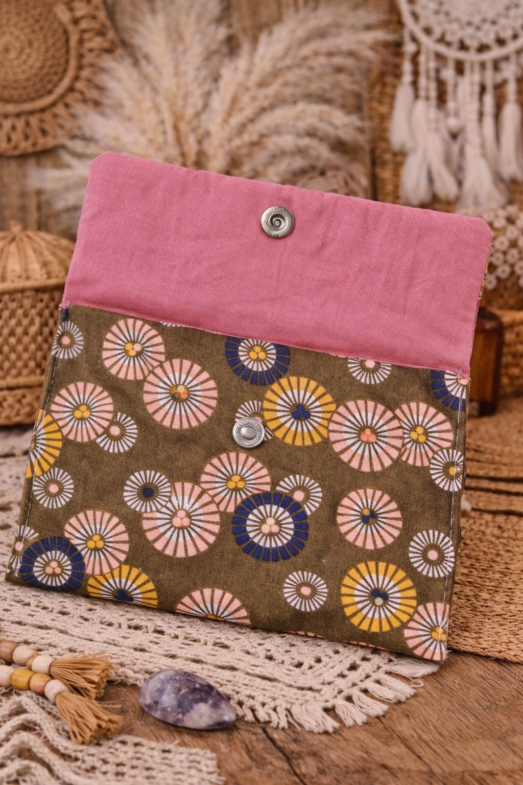 Moyenne pochette enveloppe à pression – Motif floral & rabat bleu marine