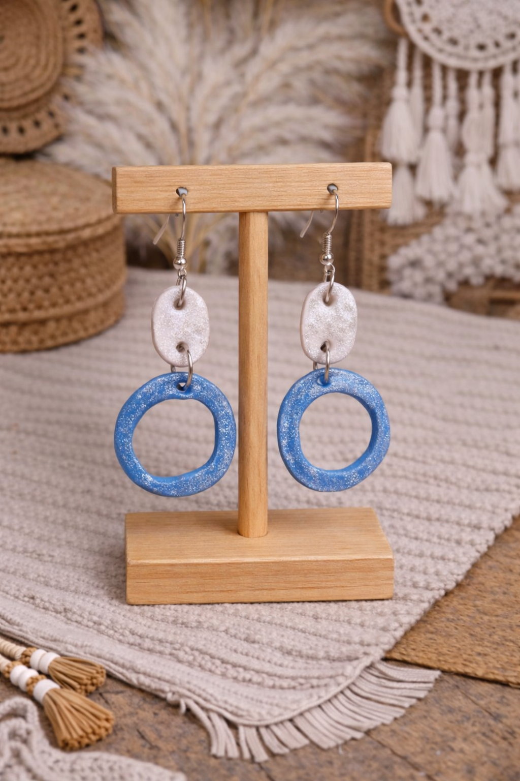 Boucles d’oreilles bleues et blanches en pâte Fimo – Faites main