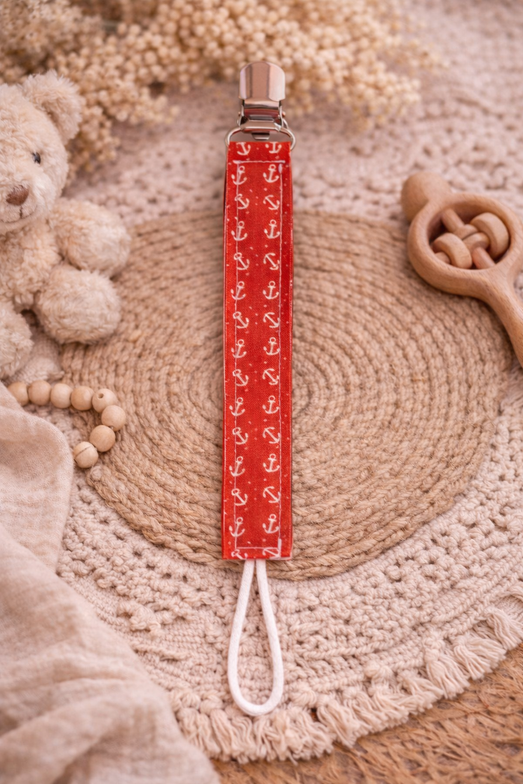 Attache tétine en tissu – Motif ancres rouges