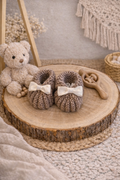 Chaussons bébé tricotés - Taupe & nœuds ivoire - Fait main