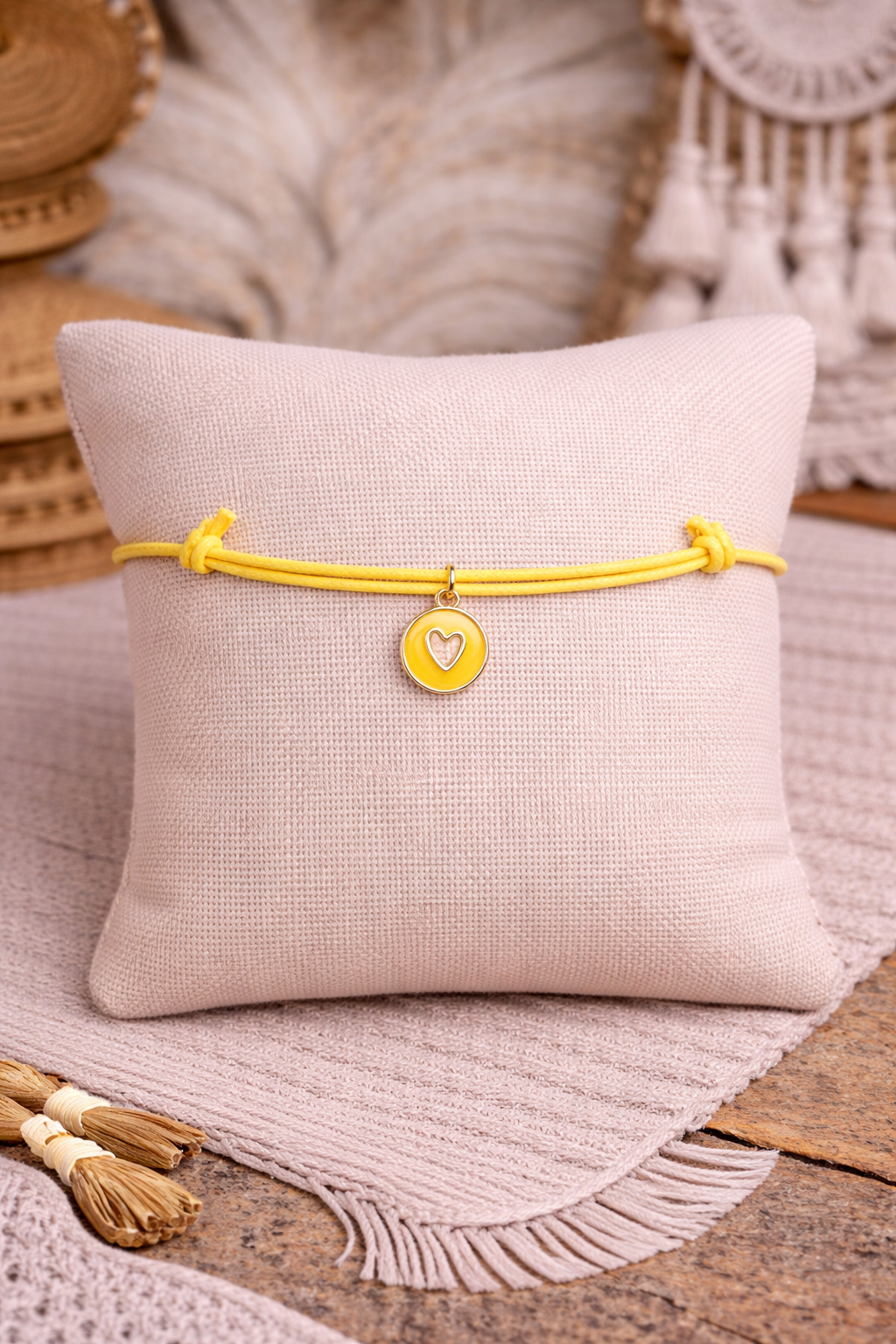 Bracelet cordon jaune cœur – Fait main